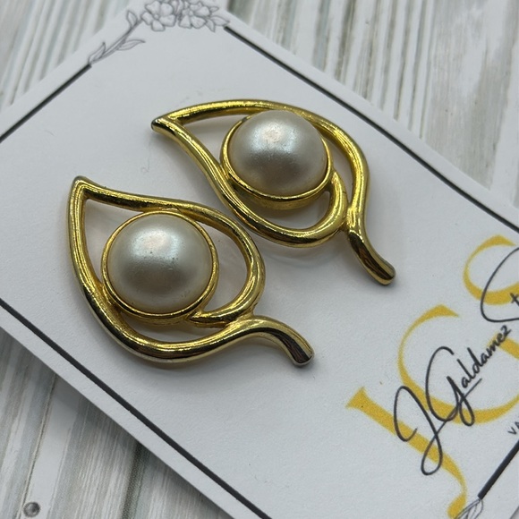 VTG gold pearl leaf pierced earrings designer runway - Picture 4 of 6